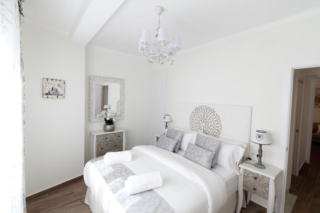 Semesterbostad Centre Mediterranean House- 5 Bedroom, 4 Bathroom, Terrace Courtyard, Private Rooptop Pool Sitges
