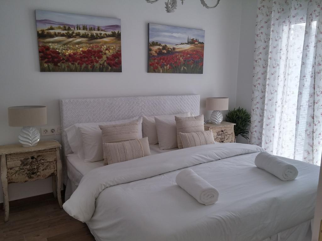Centre Mediterranean House- 5 Bedroom, 4 Bathroom, Terrace Courtyard, Private Rooptop Pool Semesterbostad *
