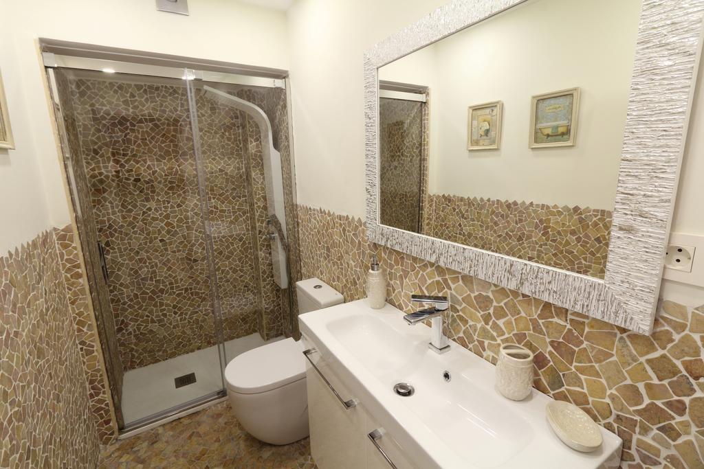 Centre Mediterranean House- 5 Bedroom, 4 Bathroom, Terrace Courtyard, Private Rooptop Pool *