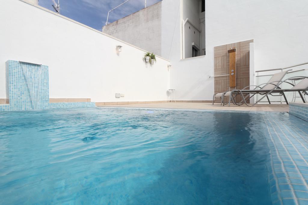 Centre Mediterranean House- 5 Bedroom, 4 Bathroom, Terrace Courtyard, Private Rooptop Pool Sitges