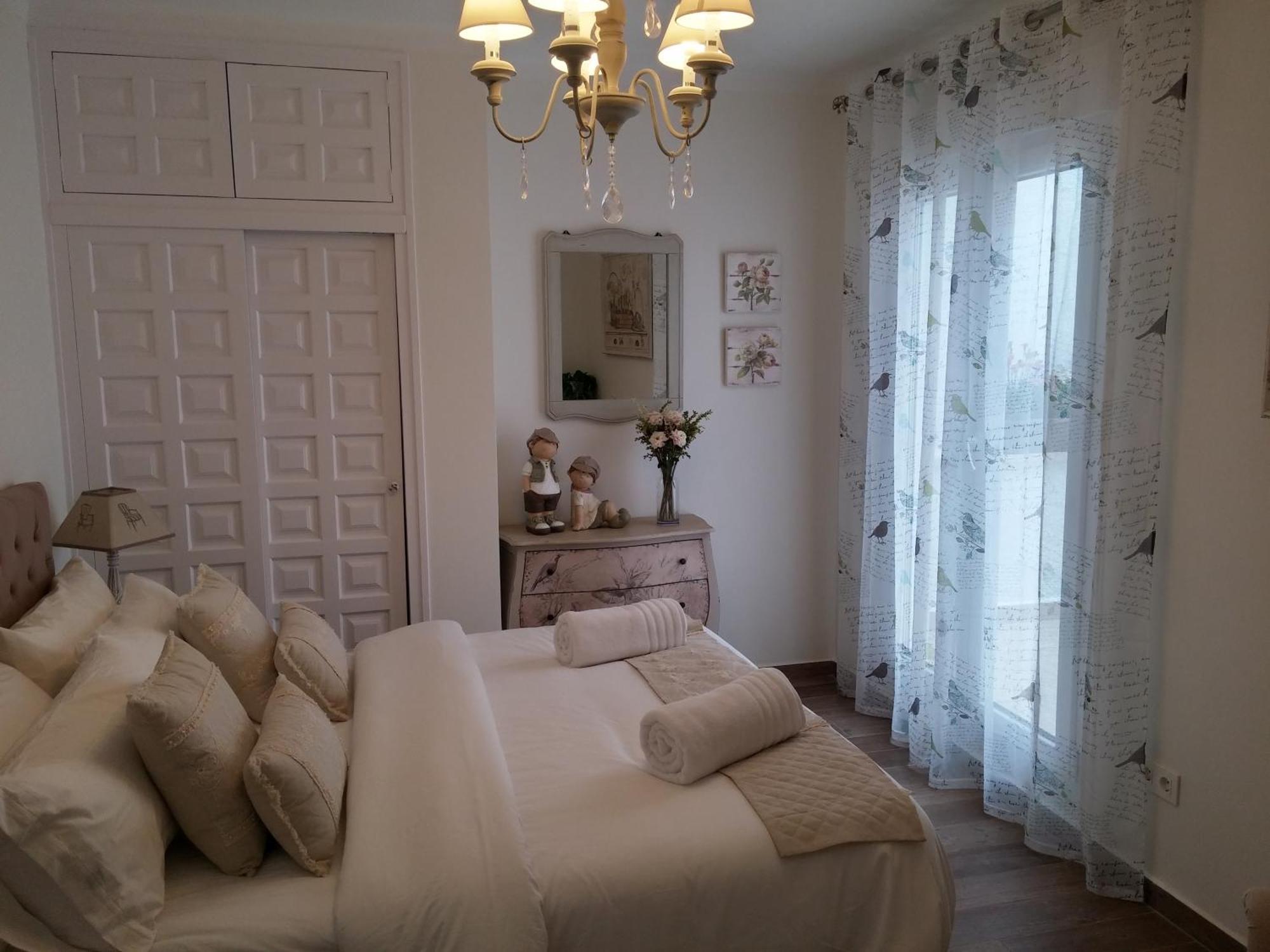 Centre Mediterranean House- 5 Bedroom, 4 Bathroom, Terrace Courtyard, Private Rooptop Pool *
