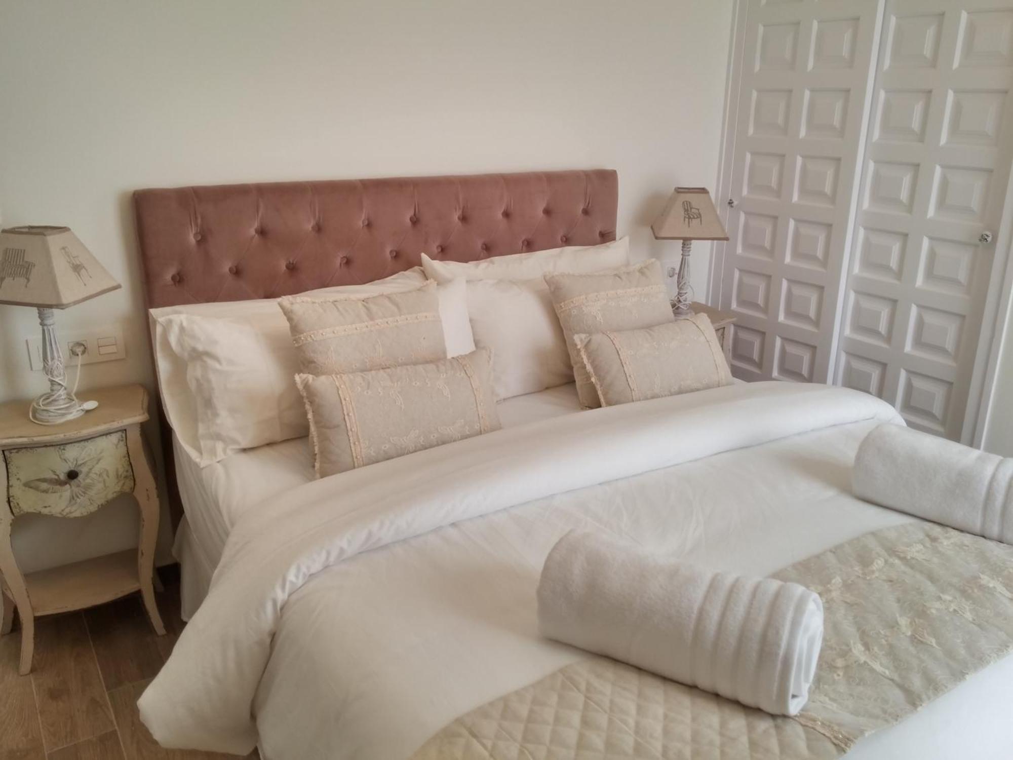 Centre Mediterranean House- 5 Bedroom, 4 Bathroom, Terrace Courtyard, Private Rooptop Pool * Sitges